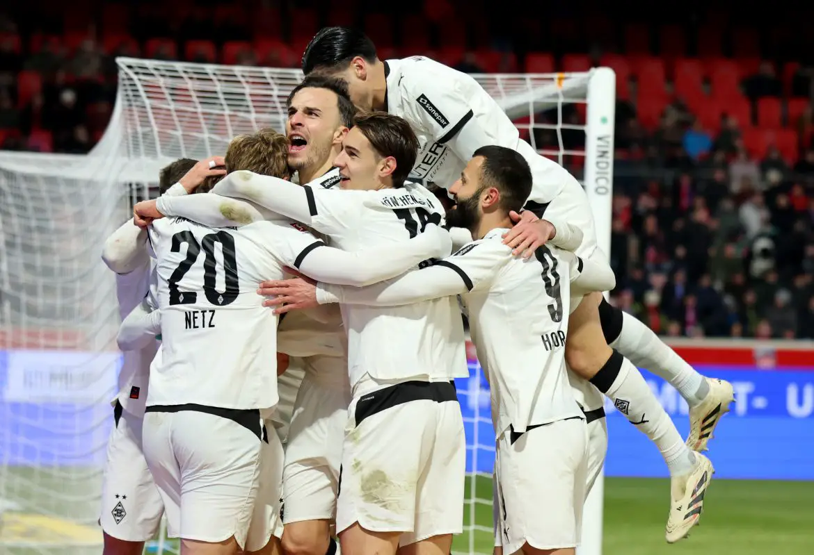 Borussia Mönchengladbach striker Haris Tabakovic (center).