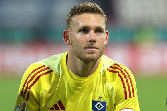 Israeli keeper Daniel Peretz representing his current Bundesliga loan club, Hamburger SV.