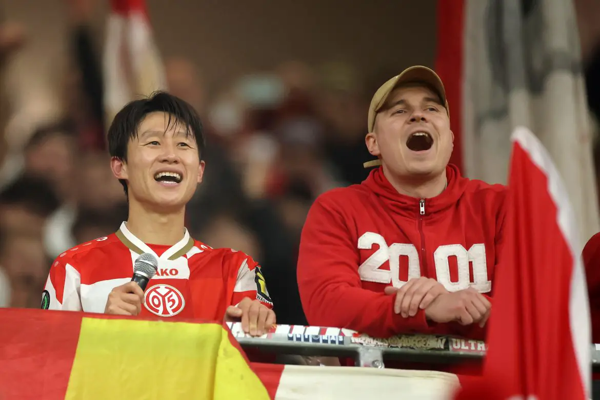 Jae-Sung Lee celebrates with Mainz fans after last night's Conference League victory.