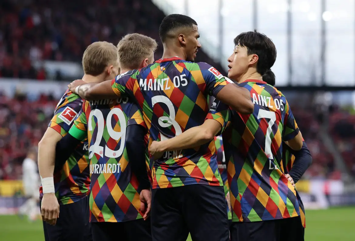 Mainz celebrate scoring against St. Pauli in the Bundesliga.