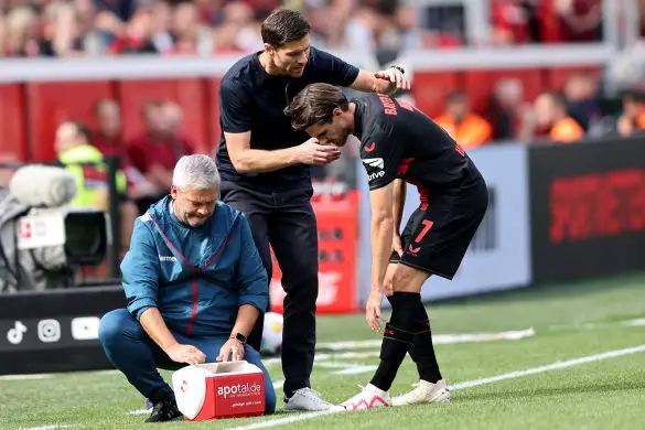 Bayer 04 Leverkusen head coach Xabi Alonso and German national team attacker Jonas Hofmann together on the pitch last season.