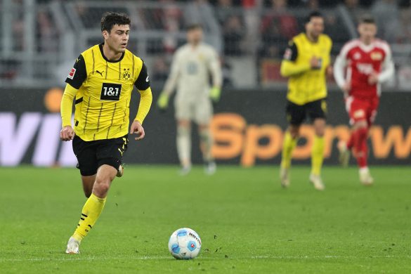 Gio Reyna playing for Borussia Dortmund in the Bundesliga.