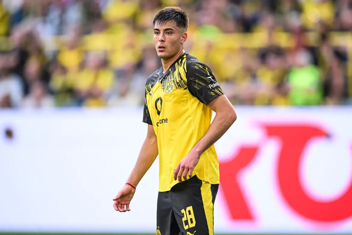 Chelsea centre-back Aarón Anselmino on loan with Borussia Dortmund.