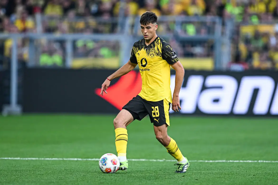Aaron Anselmino during his Bundesliga debut for Borussia Dortmund.