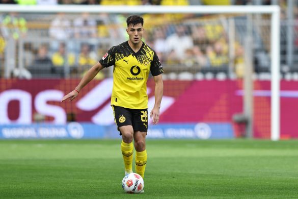 Aarón Anselmino of Borussia Dortmund during his Bundesliga debut against Union Berlin.