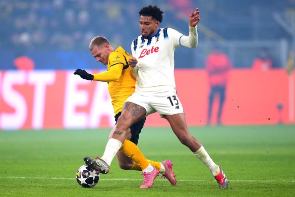 Julian Ryerson (l.) of Borussia Dortmund.