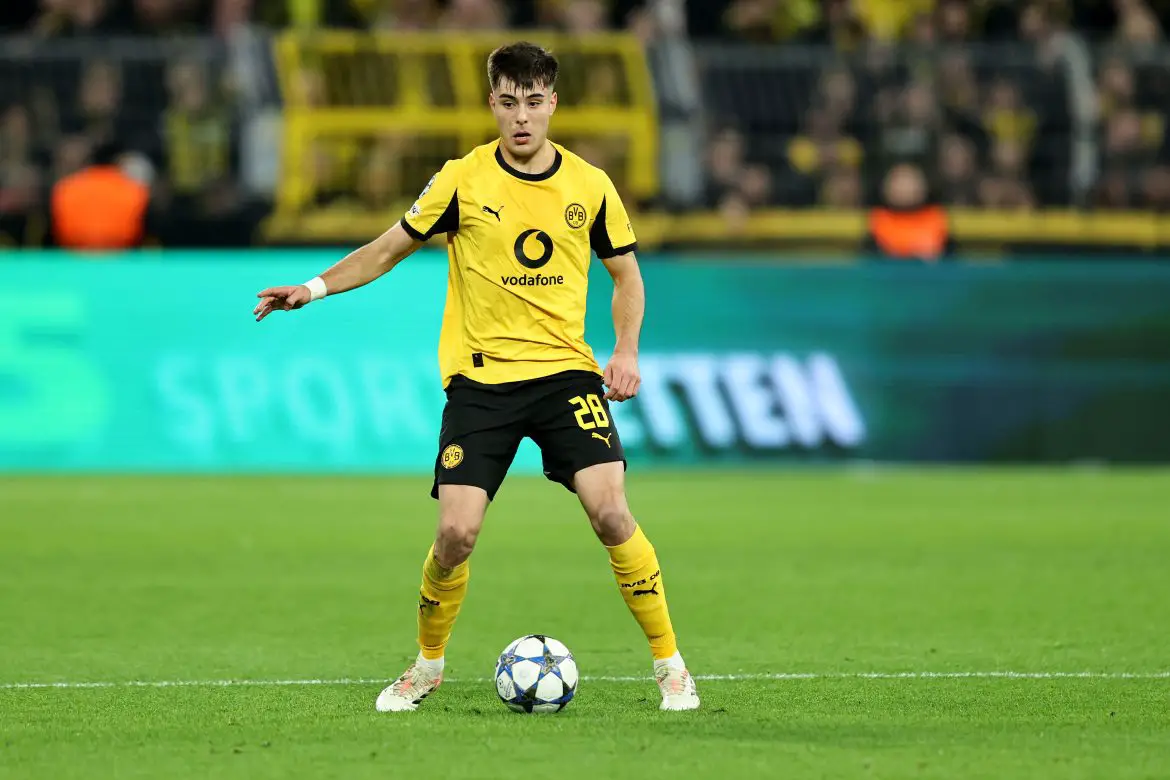 On loan Chelsea defender Aaron Anselmino at Borussia Dortmund.