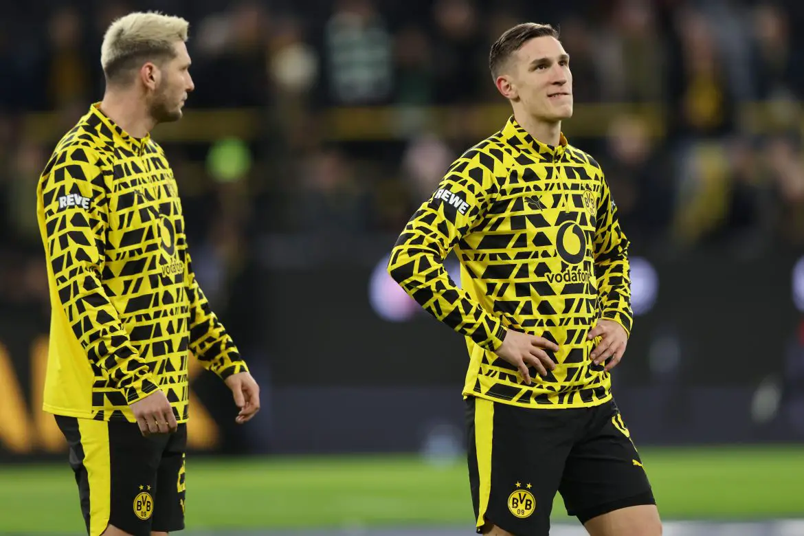 Niklas Sule (l) and Nico Schlotterbeck (r) of Borussia Dortmund.