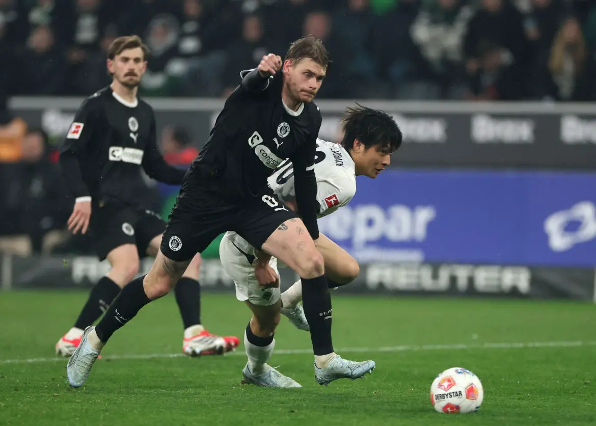 St. Pauli's Eric Smith (center, in black) during Friday night's Bundesliga fixture against Borussia Mönchengladbach.