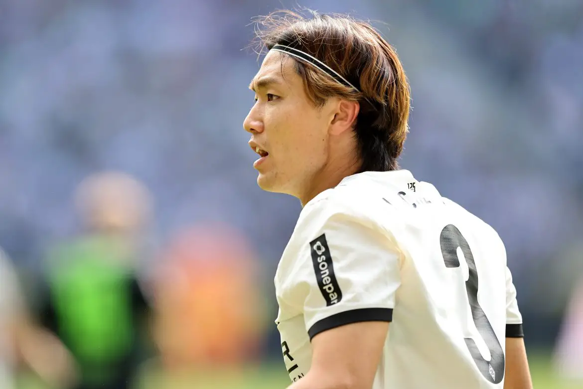 Ko Itakura playing for Borussia Mönchengladbach.