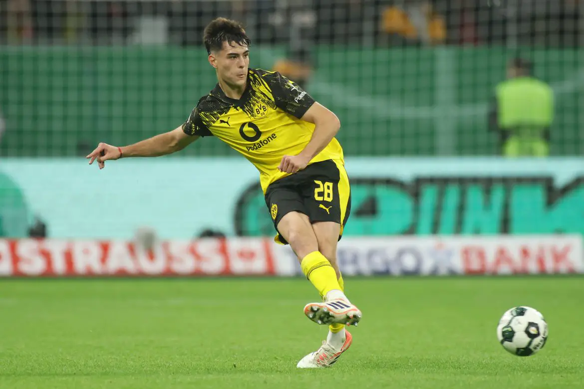 Chelsea centre-back Aarón Anselmino working on loan at Borussia Dortmund.