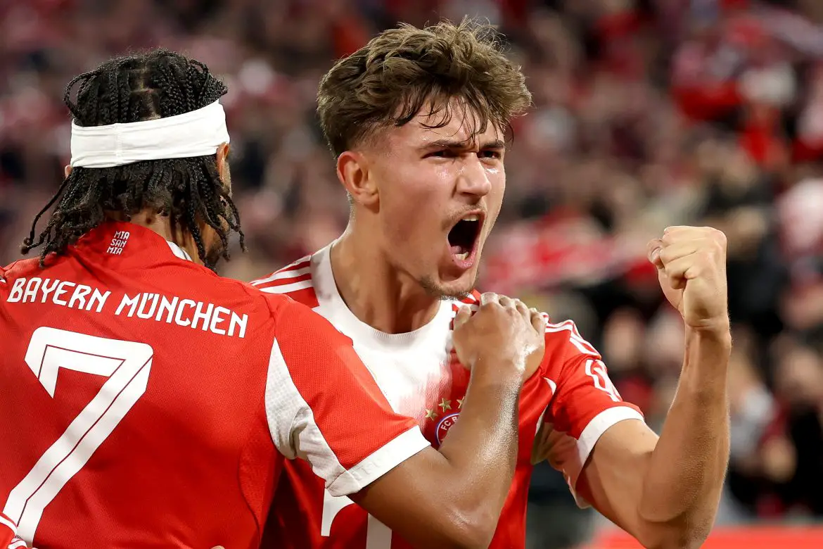 Bayern Munich's Tom Bischof (right).