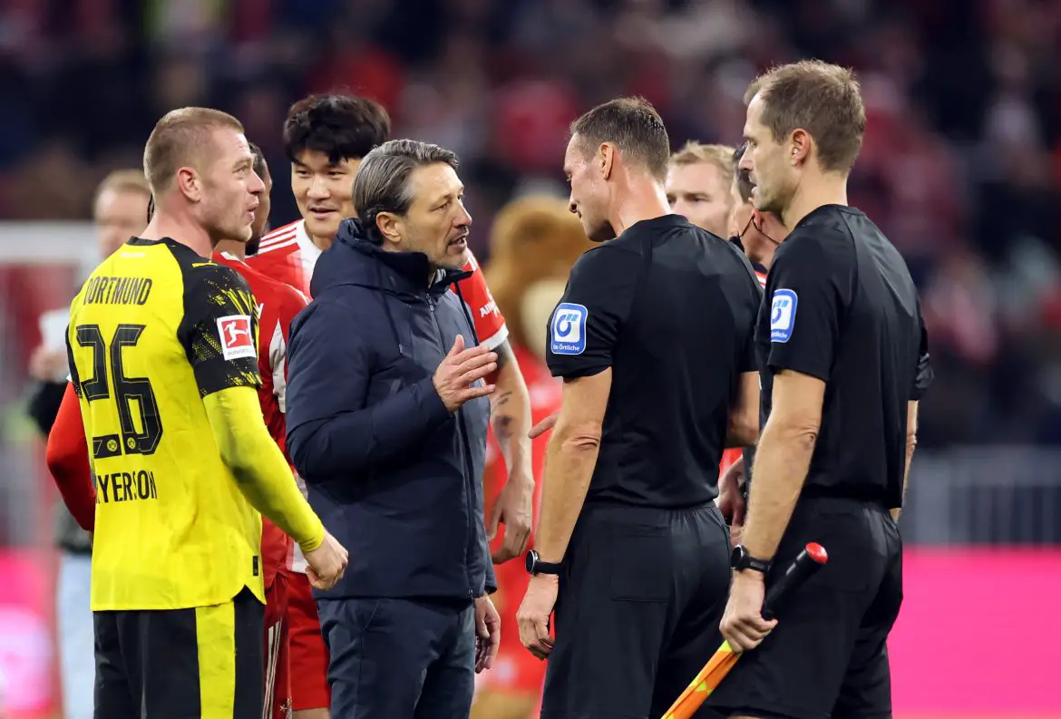 Niko Kovac argues with match official Bastian Dankert after Saturday night's Bundesliga "Top-Spiel".