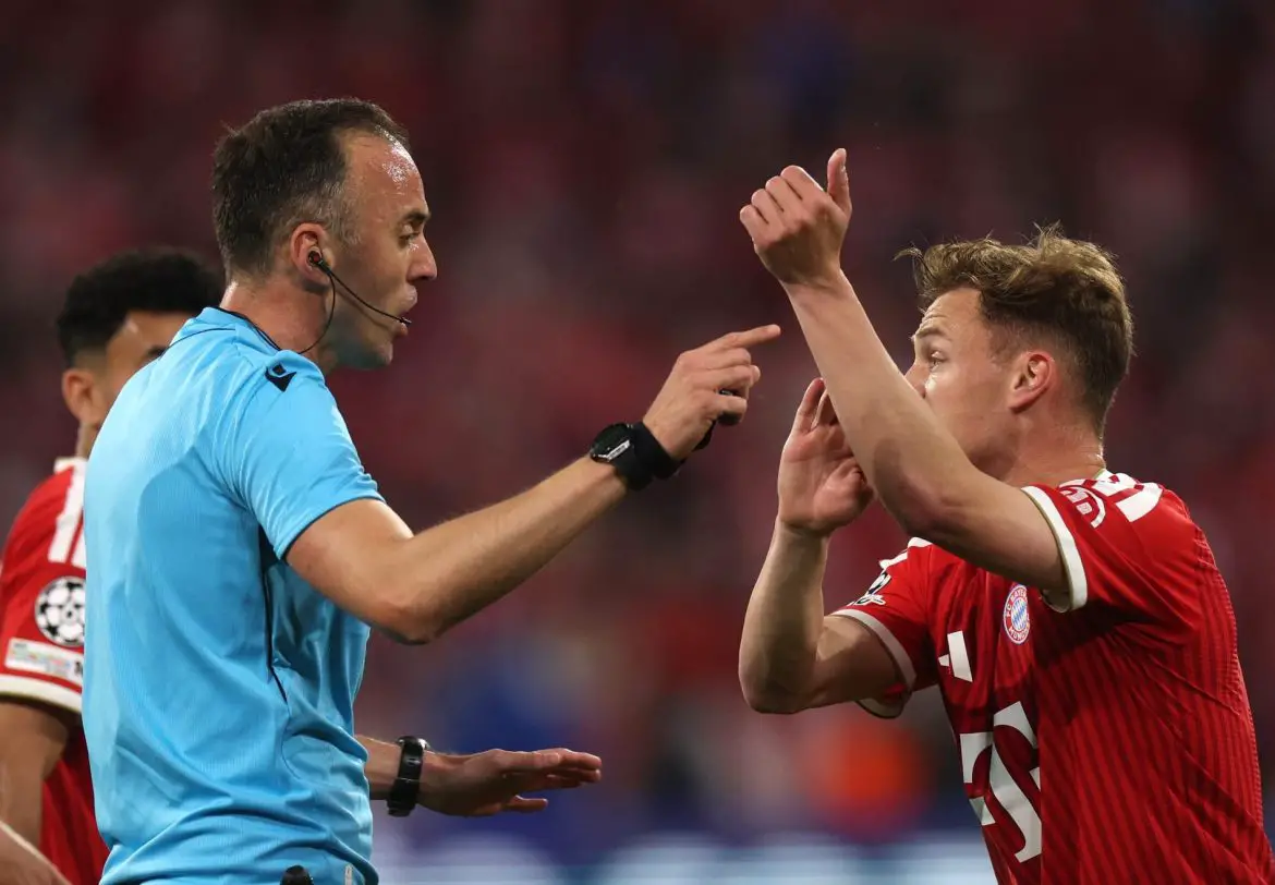 João Pinheiro (l.) and Bayern Munich's Joshua Kimmich (r.).