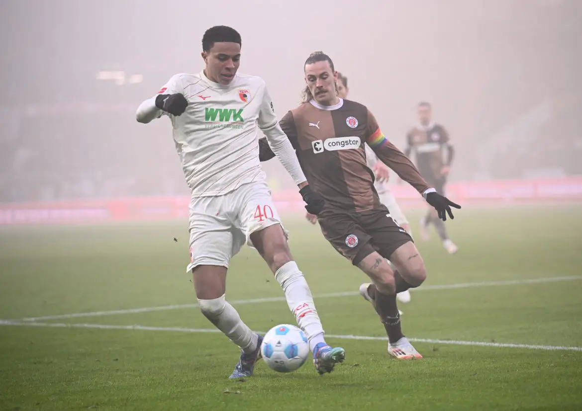 Augsburg defender Noahkai Banks in possession of the ball against St. Pauli in the Bundesliga.
