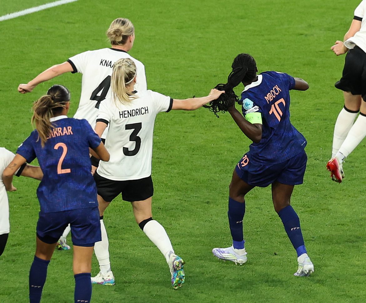 The controversial scene which saw the German women's national team reduced to ten players before 15 minutes had been played in Saturday's UEFA women's Euro quarterfinal fixture against France.