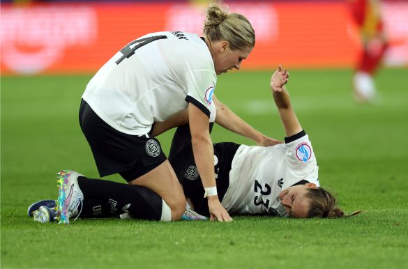German women national team defenders Rebecca Knaak and Sophia Kleinherne.