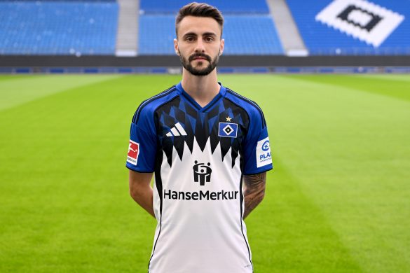 Arsenal loanee Fabio Vieira representing Hamburg.