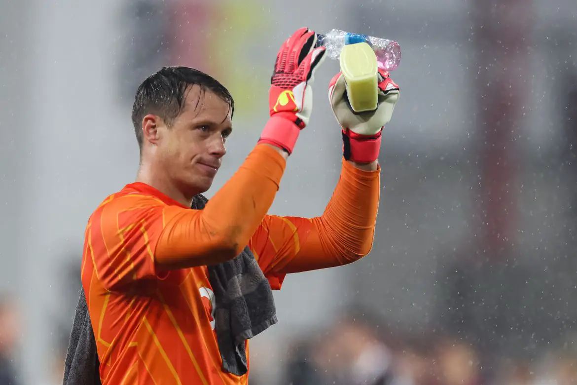 Alexander Schwolow bidding farewell to the Hearts of Midlothia fans ahead of his Bundesliga return.