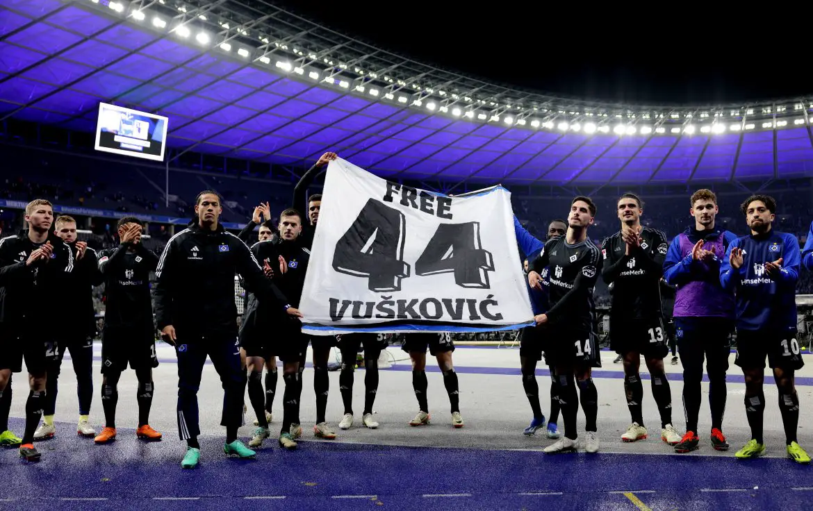 Hamburg players show support for Mario Vuskovic.