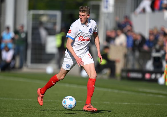 Holstein Kiel striker Alexander Bernhardsson may soon be joining teammate Shuto Machino in moving to Borussia Mönchengladbach.