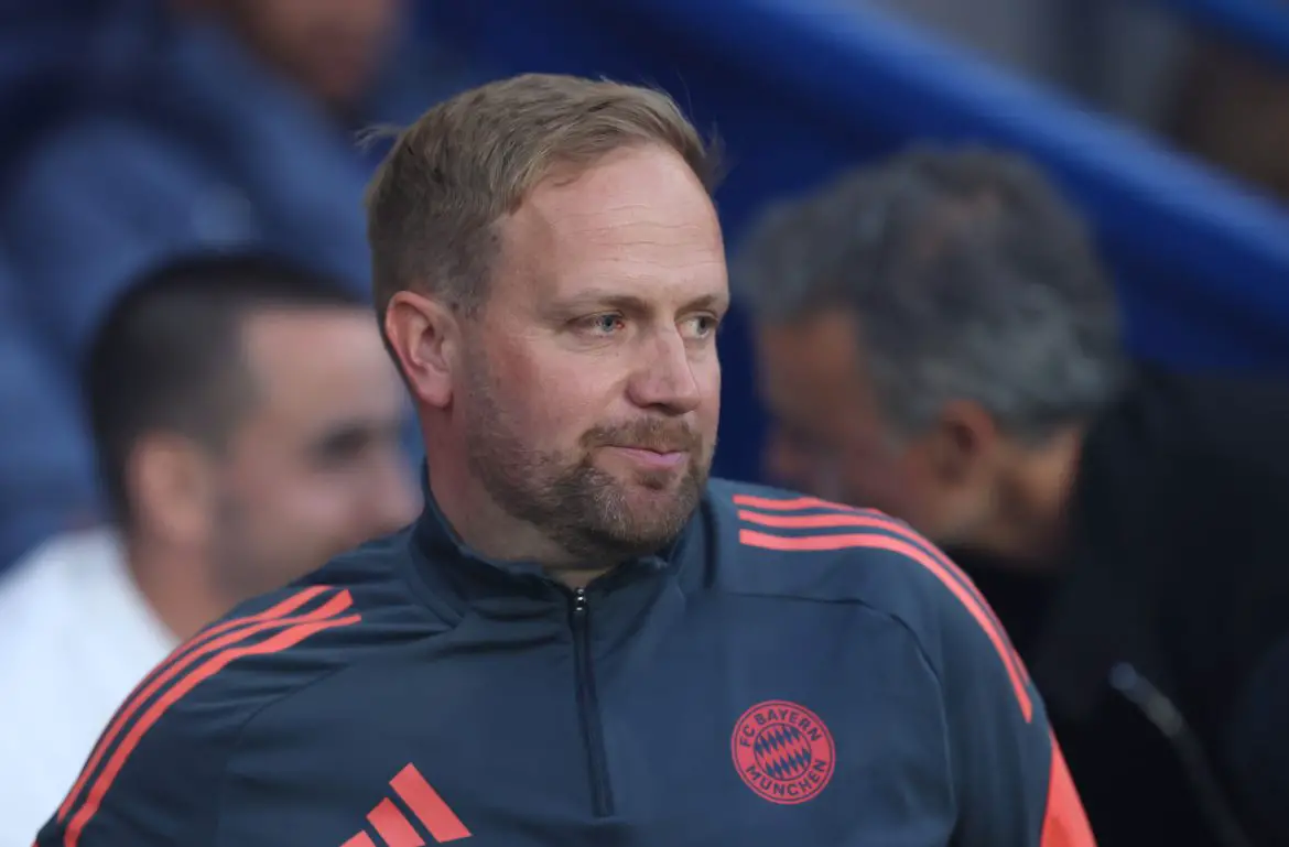 Bayern Munich assistant coach Aaron Danks coaching FCB in the Champions League.