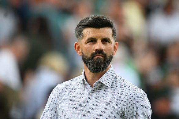 Newly appointed FC Schalke 04 head coach Miron Muslic begins his tenure in the 2. Bundesliga under a storm of controversy.