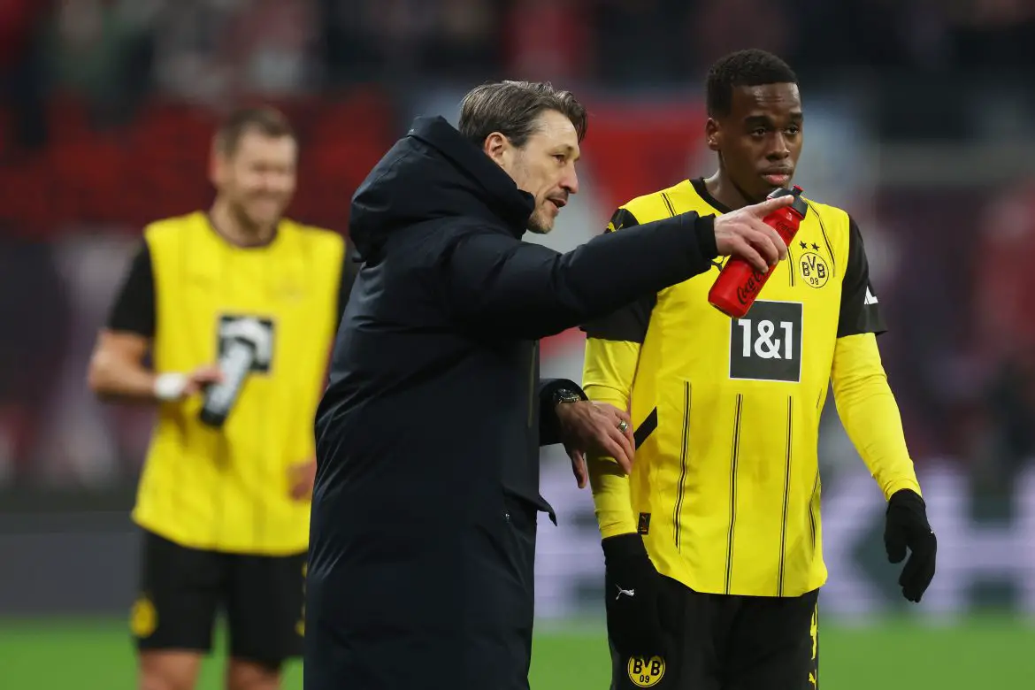 Jamie Gittens of Borussia Dortmund talks to head coach Niko Kovac.
