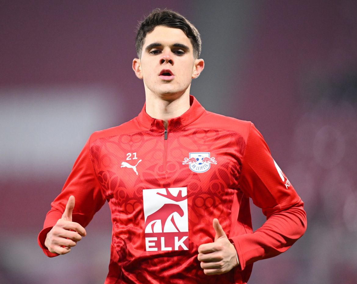 Kosta Nedeljkovic warms up.