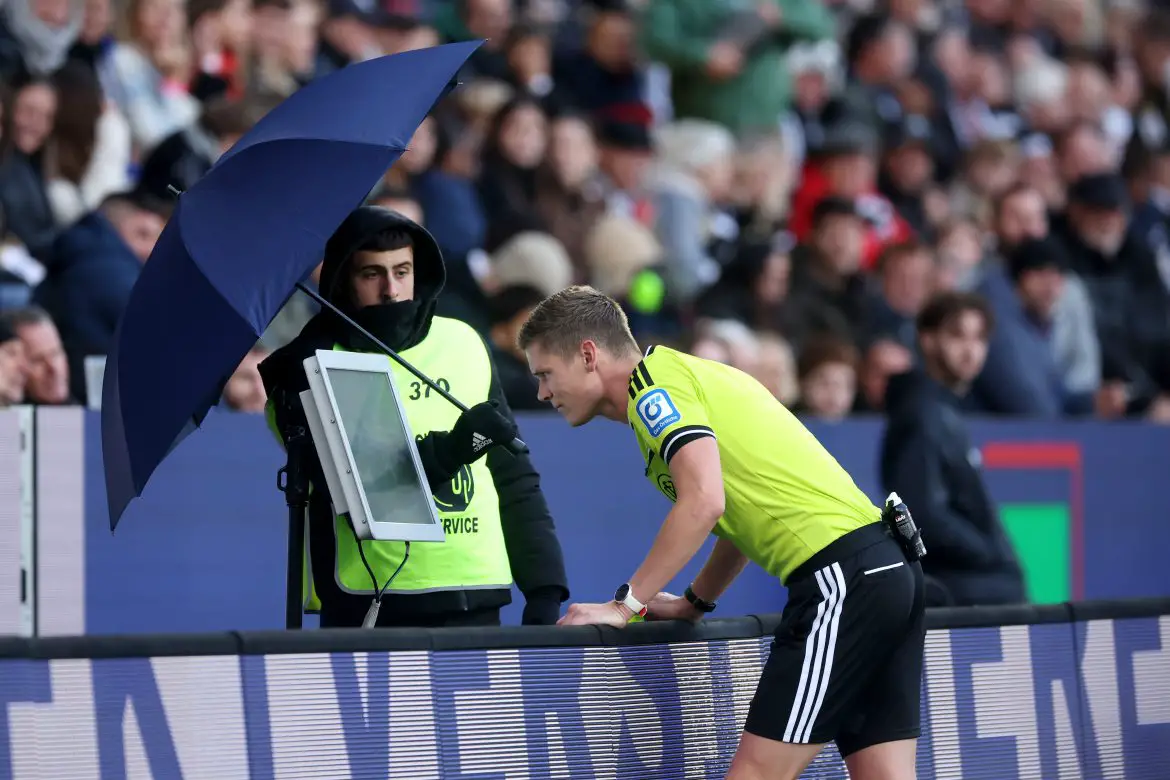 Match official Florian Exner during Saturday's Bundesliga match between Elversberg and Augsburg.