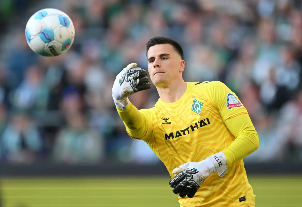 Werder Bremen keeper Michael Zetterer insists that - despite a challenge from young Mio Backhaus in training camp - he isn't going anywhere.