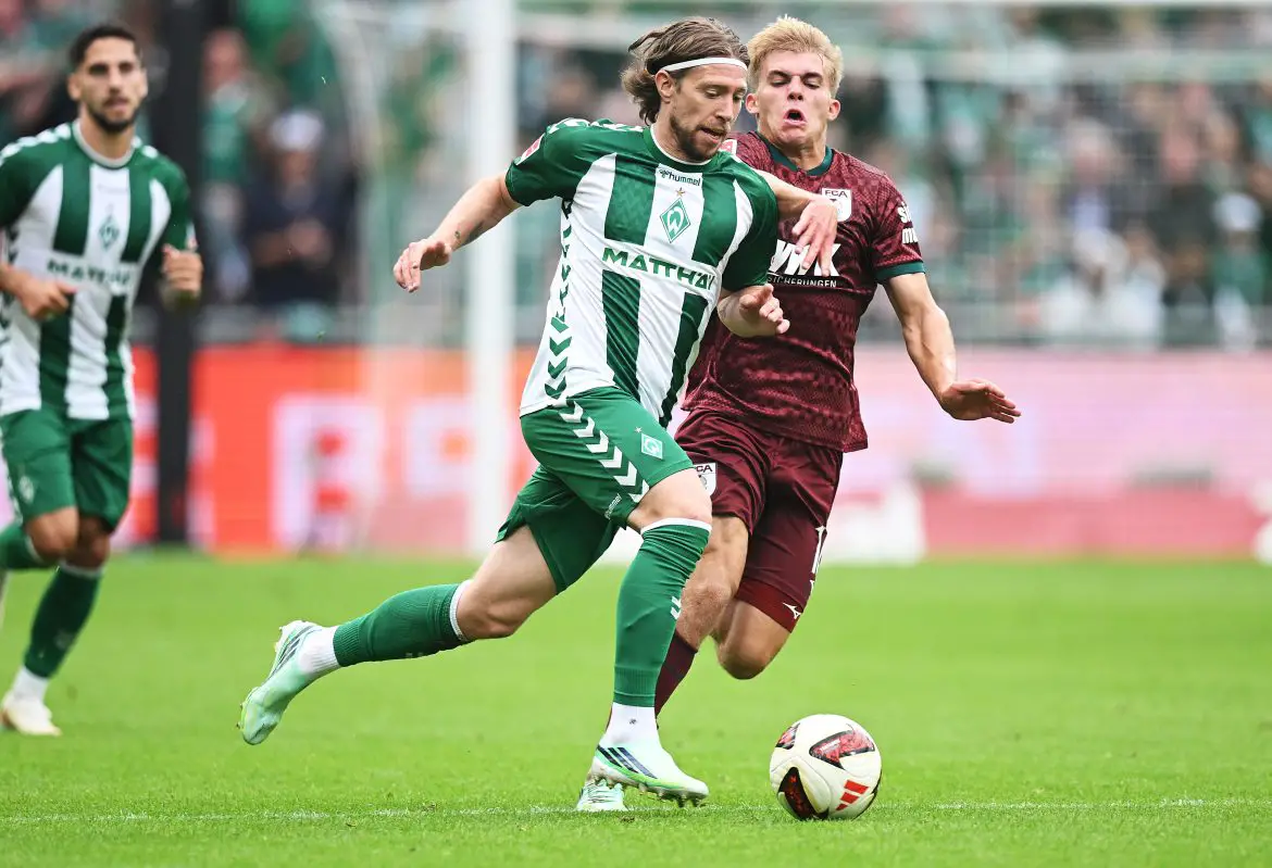Werder Bremen's Mitchell Weiser (center, in green) in the Bundesliga.
