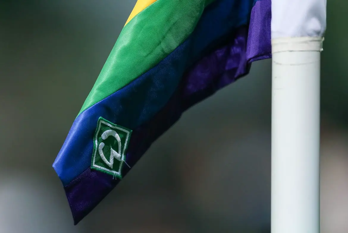 The SV Werder Bremen logo observable on a corner flag during Bundesliga match.