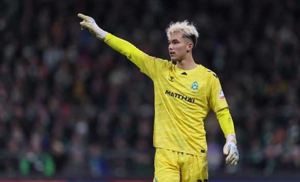 Werder Bremen keeper Mio Backhaus in the Bundesliga.
