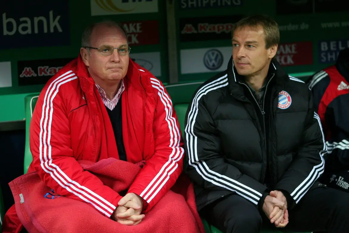 Uli Hoeneß and Jürgen Klinsmann on the Bayern Munich bench in March 2009.